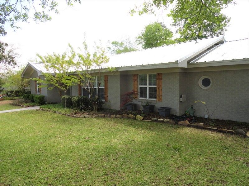 3 Bed, 2 bath brick home. Walking distance to Centerville Elementary