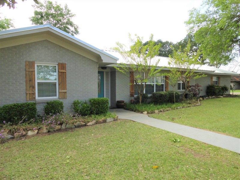 3 Bed, 2 bath brick home. Walking distance to Centerville Elementary