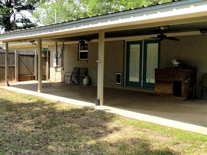 3 Bed, 2 bath brick home. Walking distance to Centerville Elementary