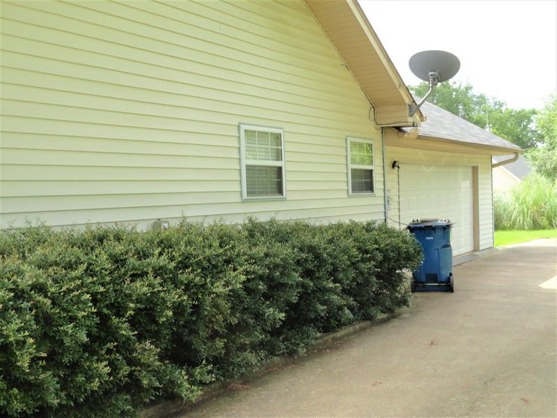 2 bedroom, 2 bath, home within walking distance to Centerville