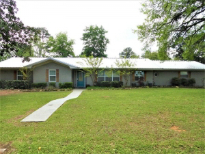 3 Bed, 2 bath brick home.  Walking distance to Centerville Elementary